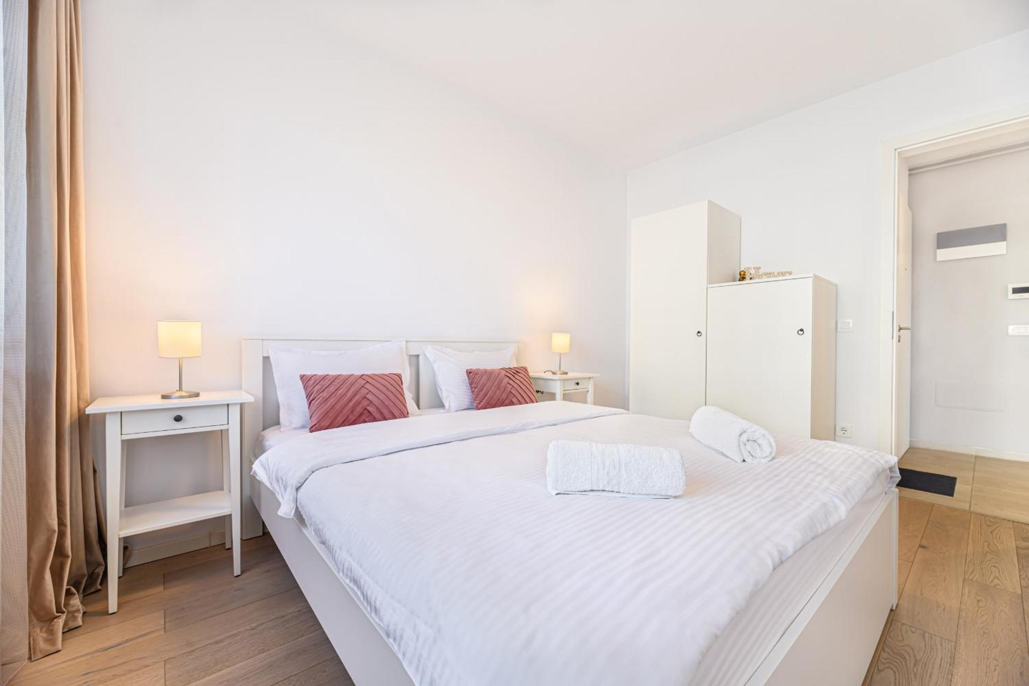 Jad - Luxury 3 Rooms & 2 Rooms Apartments In Kasper, Near Coresi Mall Brasov Ngoại thất bức ảnh